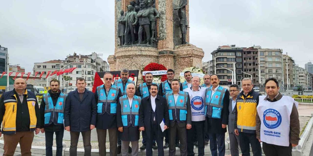 Memur-sen Taksim’e Çelenk Bıraktı