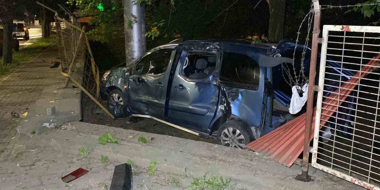 Kocaeli’de Hafif Ticari Araç Ağaca Çarptı: 1 Yaralı