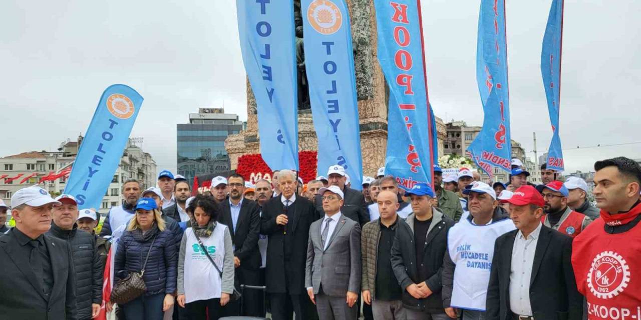 Türk-iş Kazancı Yokuşu’na Karanfil Ve Taksim’e Çelenk Bıraktı