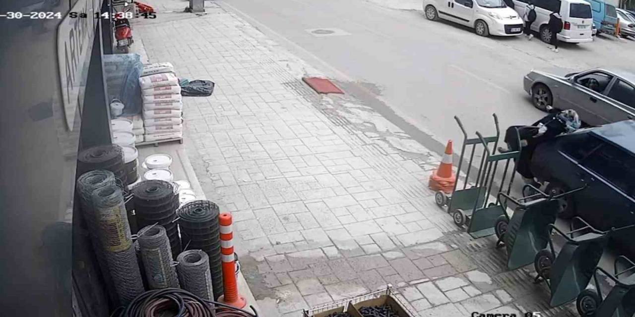 Geri Manevra Yaparken Yayaya Çarptı, O Anlar Kameraya Yansıdı