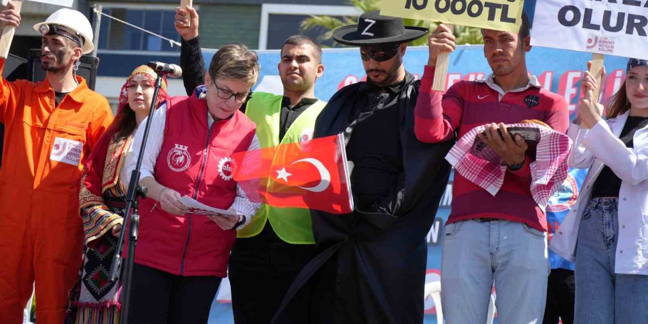 1 Mayıs Kutlamalarına Çizgi Film Ve Sinema Kahramanı Zoro Kıyafeti İle Katıldı