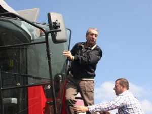 Eski Gıda Tarım Ve Hayvanlık Bakanı Eker, Biçerdöver Kullandı, Ayçiçek Hasadı Yaptı