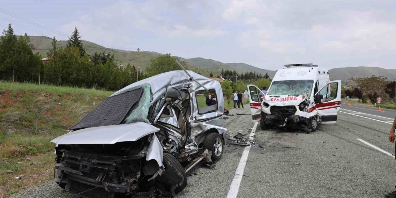 Elazığ’da Feci Kaza: Ambulans İle Hafif Ticari Araç Çarpıştı 2’si Polis 6 Yaralı