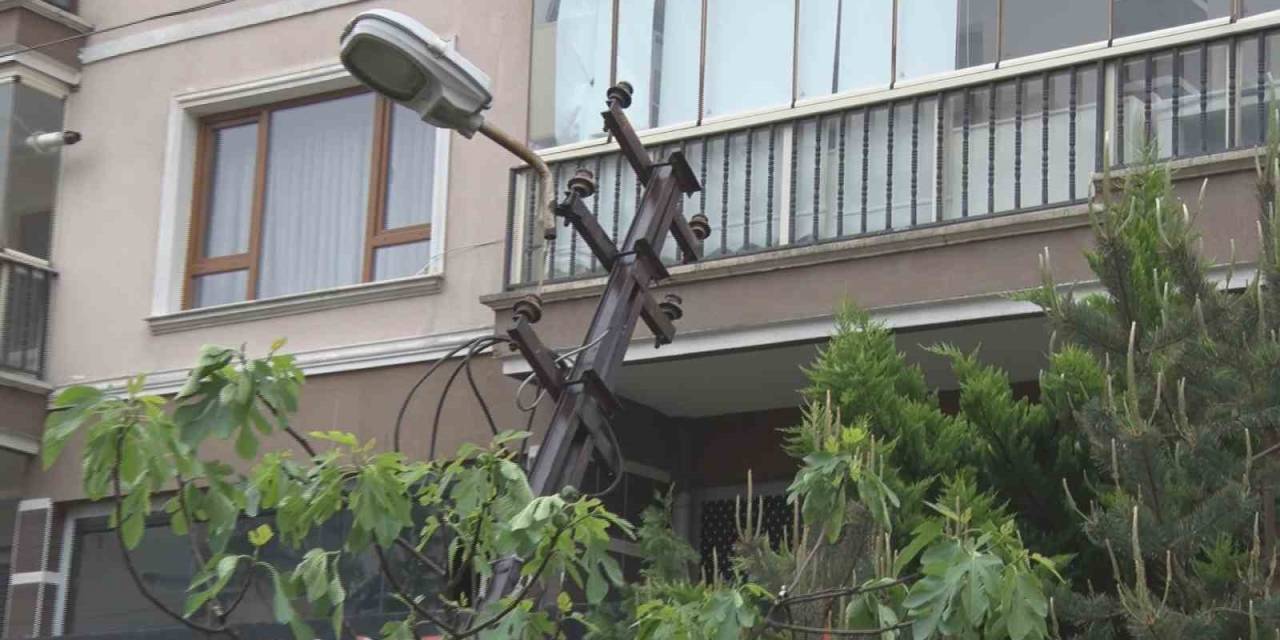 Ankara’da Çöken Yol Elektrik Direğini Yuttu