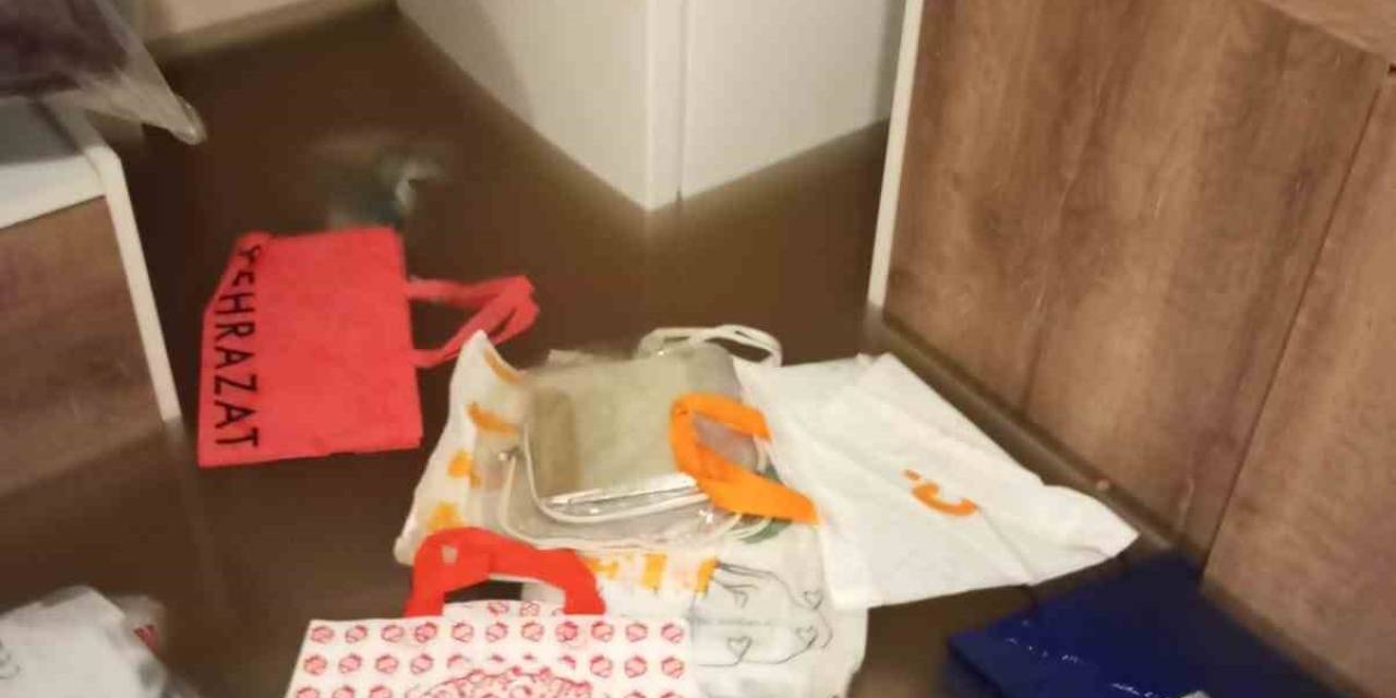 Başkenti Vuran Sel İki Evi Kullanılamaz Hale Getirdi