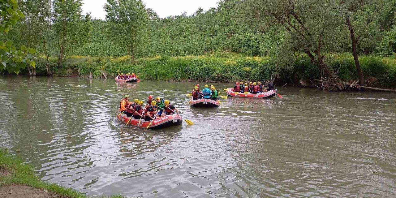 İşçilere 1 Mayıs Sürprizi: Hayatlarında İlk Kez Rafting Heyecanı Yaşadılar