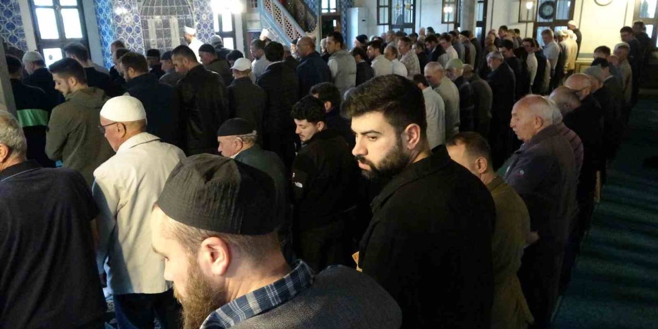 Gazze’de Şehit Edilen 4 Kız Kardeş İçin Kütahya’da Gıyabi Cenaze Namazı Kılındı