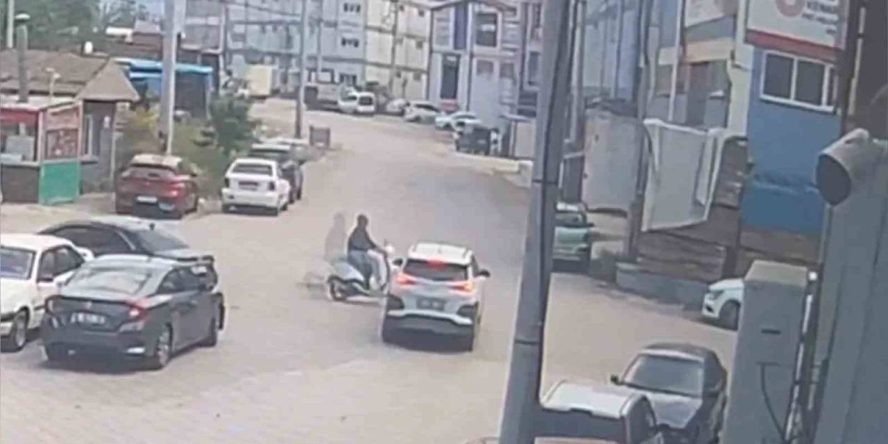 Otomobil İle Motosikletin Çarpıştığı Kaza Kamerada