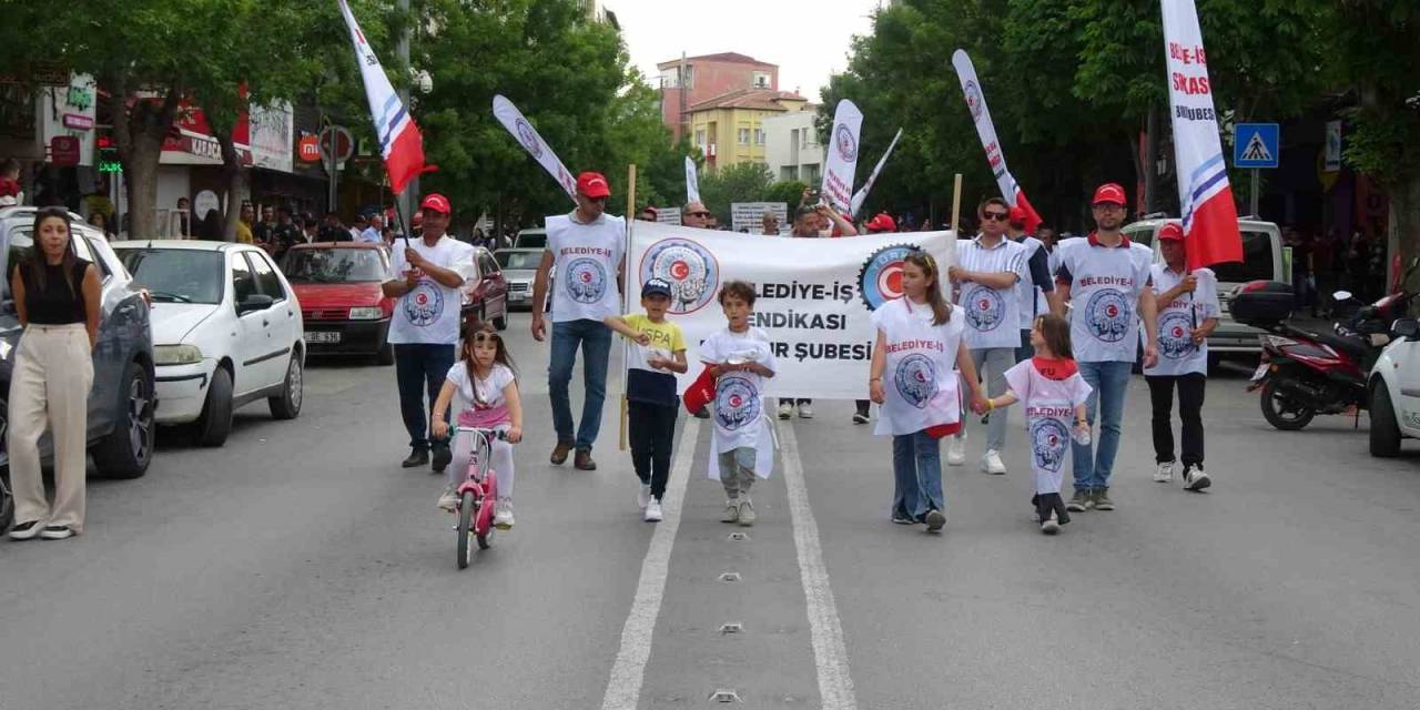 Burdur’da 1 Mayıs Emek Ve Dayanışma Günü Yürüyüş Ve Halaylarla Kutlandı