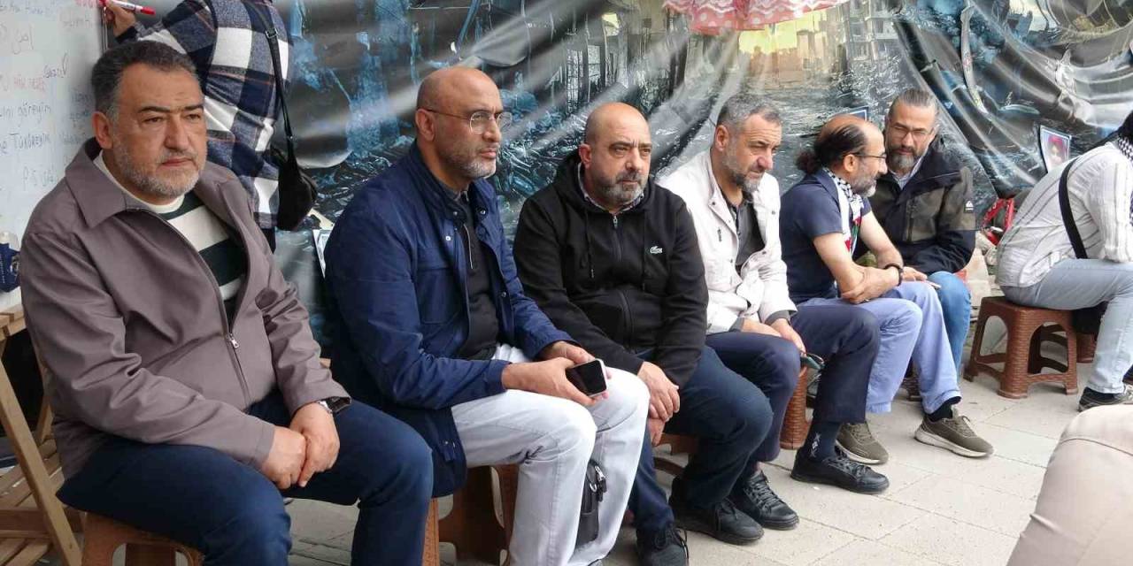 İsrail’in Gazze’ye Saldırılarını Oturma Eylemiyle Protesto Ettiler