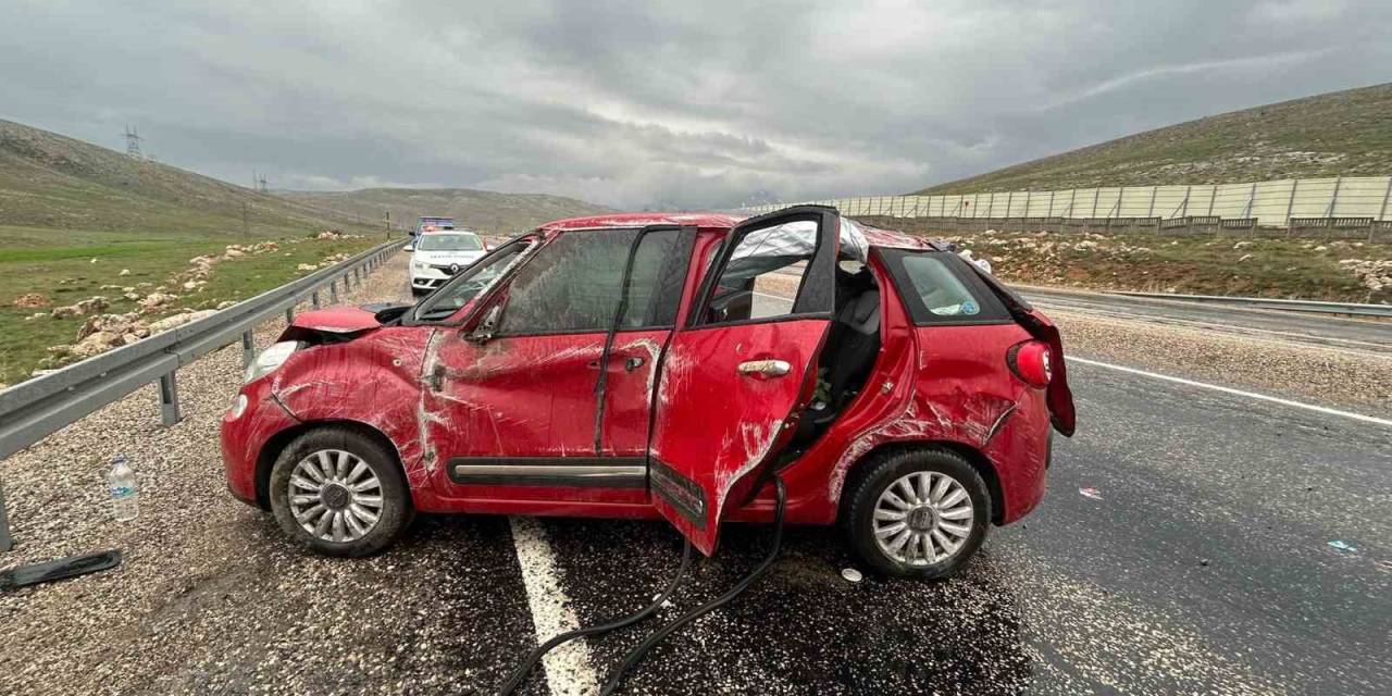 Kayganlaşan Yolda Karşı Şeride Geçip Takla Attı: 3 Yaralı