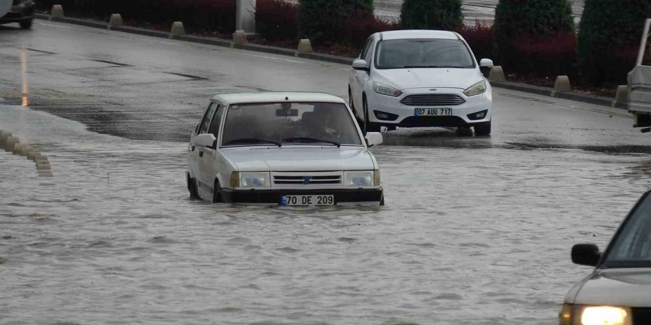 Karaman’da Sağanak Etkili Oldu, Araçlar Yolda Mahsur Kaldı