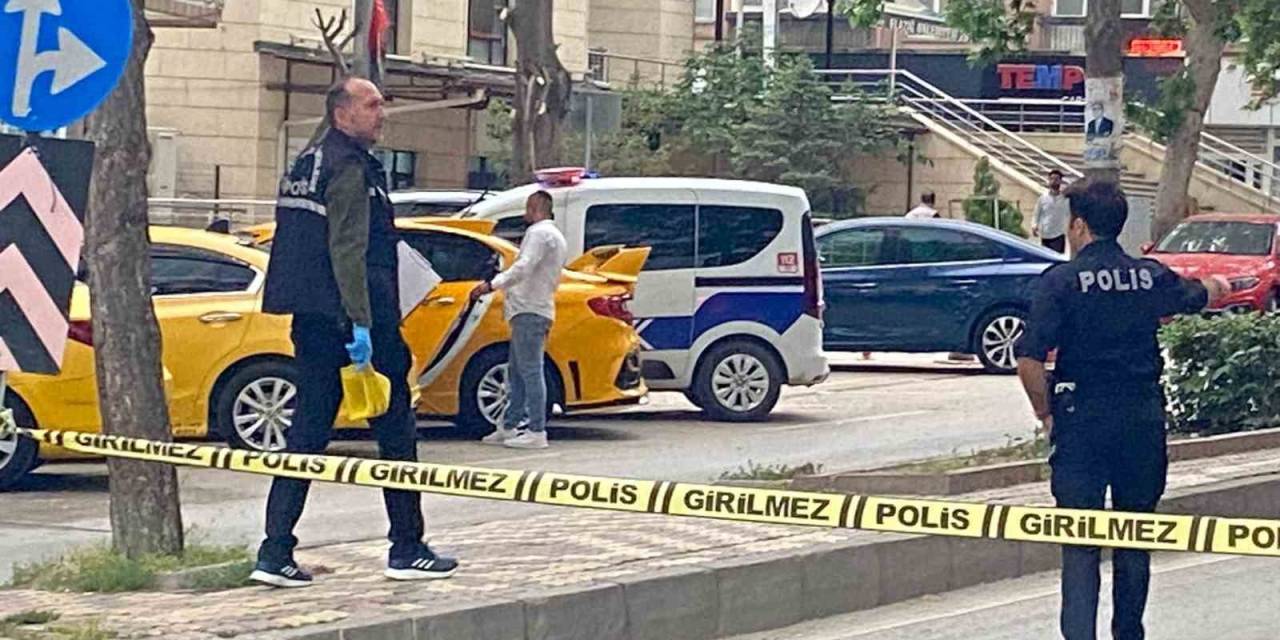 Silahlı Kavgada Yoldan Geçen Kadın Kurşunların Hedefi Oldu