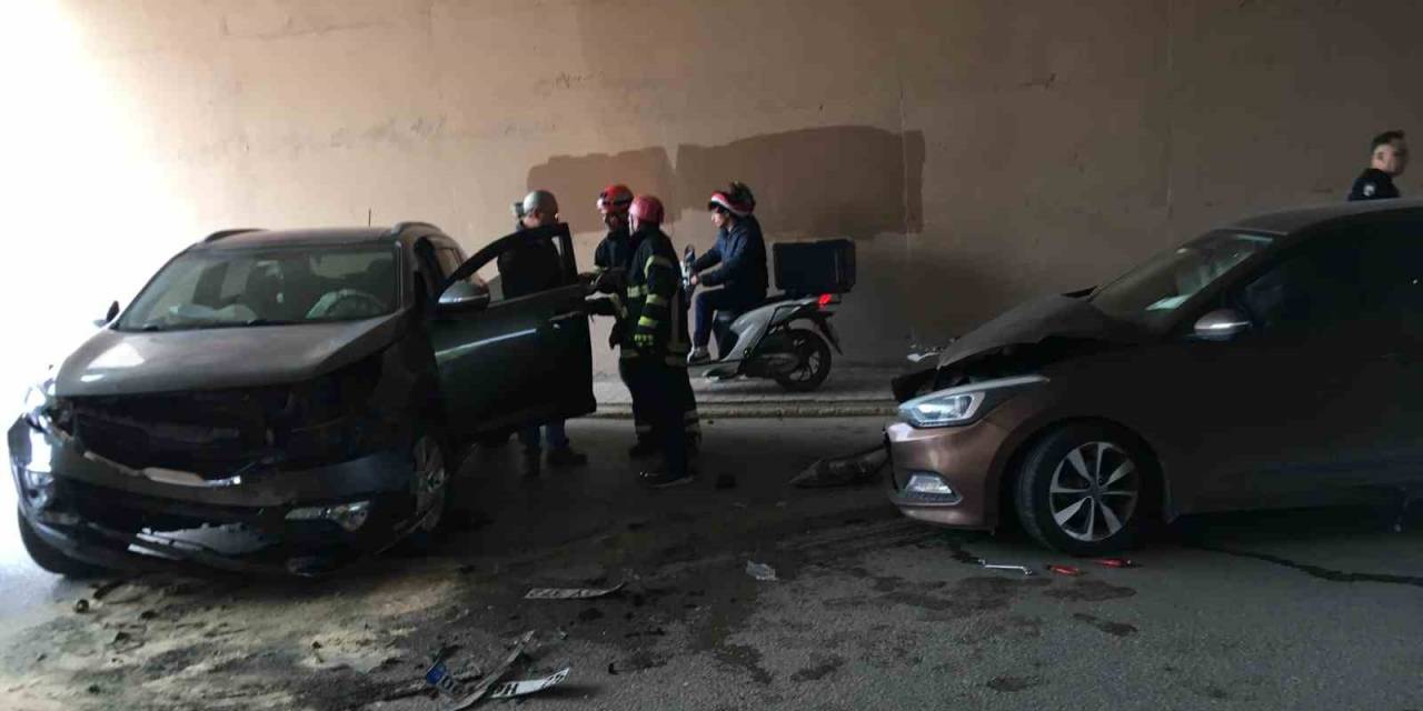 Kocaeli’de 2 Otomobil Kafa Kafaya Çarpıştı: 2 Yaralı