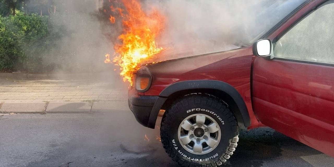 Seyir Halindeki Otomobilin Motor Kısmı Alev Topuna Döndü