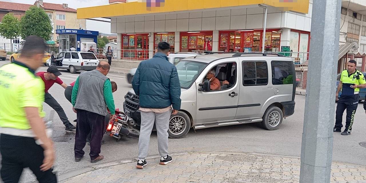 Hafif Ticari Araç İle Motosiklet Çarpıştı: 1 Yaralı