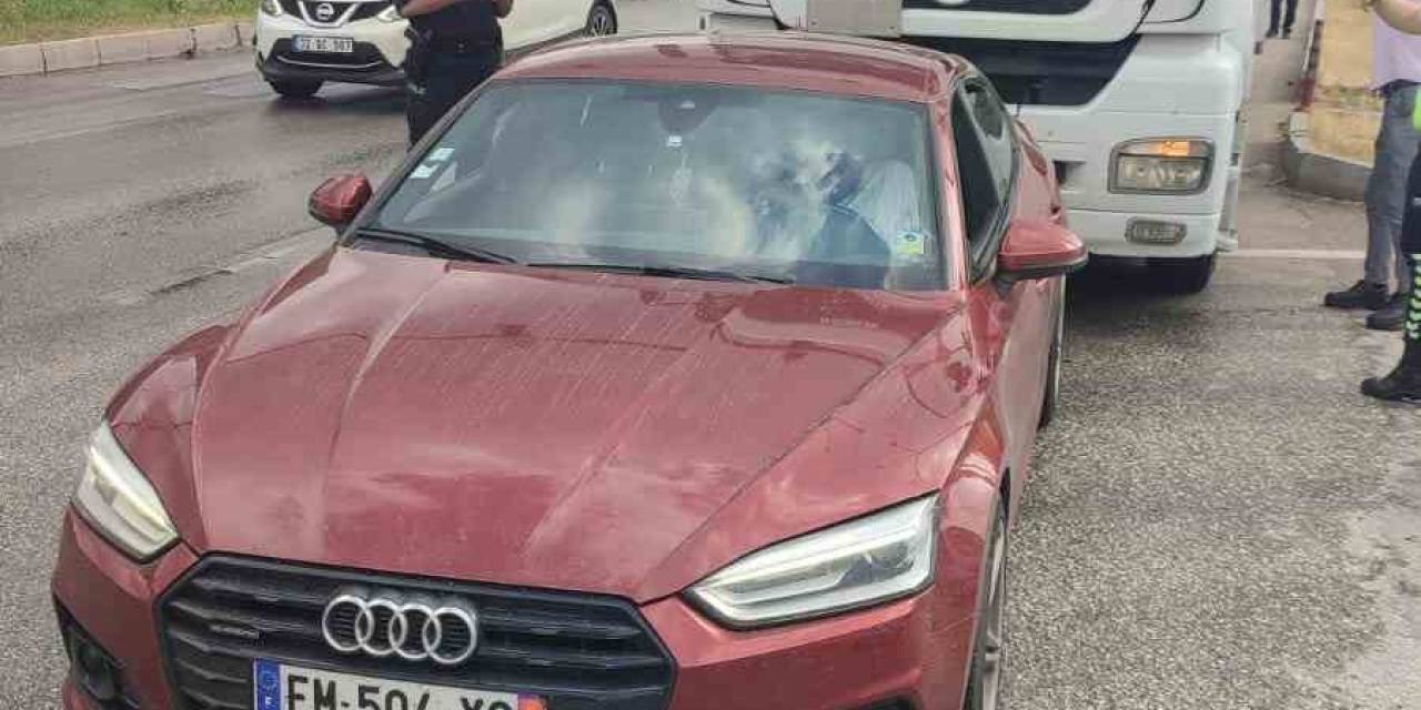 Kırmızı Işıkta Bekleyen Otomobile Çekici Çarptı: 1 Yaralı