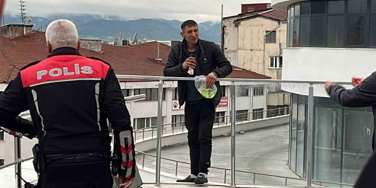 Bir Buçuk Saat İkna Etmeye Çalıştılar: Sigara Yakarken Polis Yakaladı