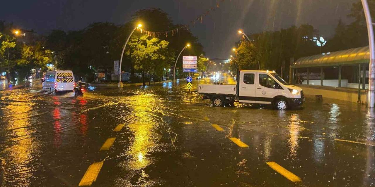 Başkentte Sağanak Etkili Oldu: Ev Ve İş Yerlerini Su Bastı, Araçlar Mahsur Kaldı