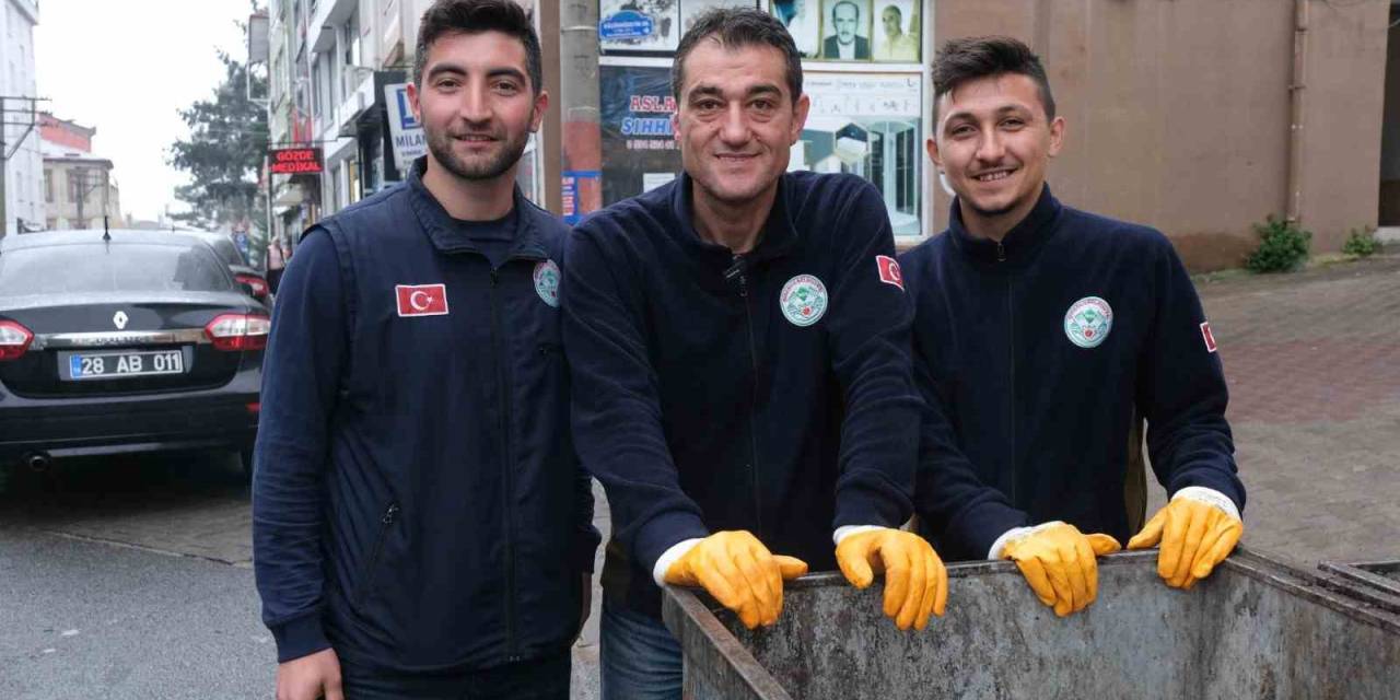 Belediye Başkanı 1 Mayıs’ta Çöp Kamyonunun Arkasında Mesai Yaptı