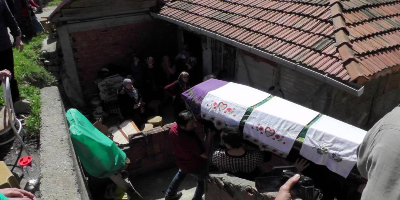 Kazada Ölen Kızlarının Cenazesinin Getirildiği Evleri 6 Yıl Sonra Kendilerine Mezar Oldu