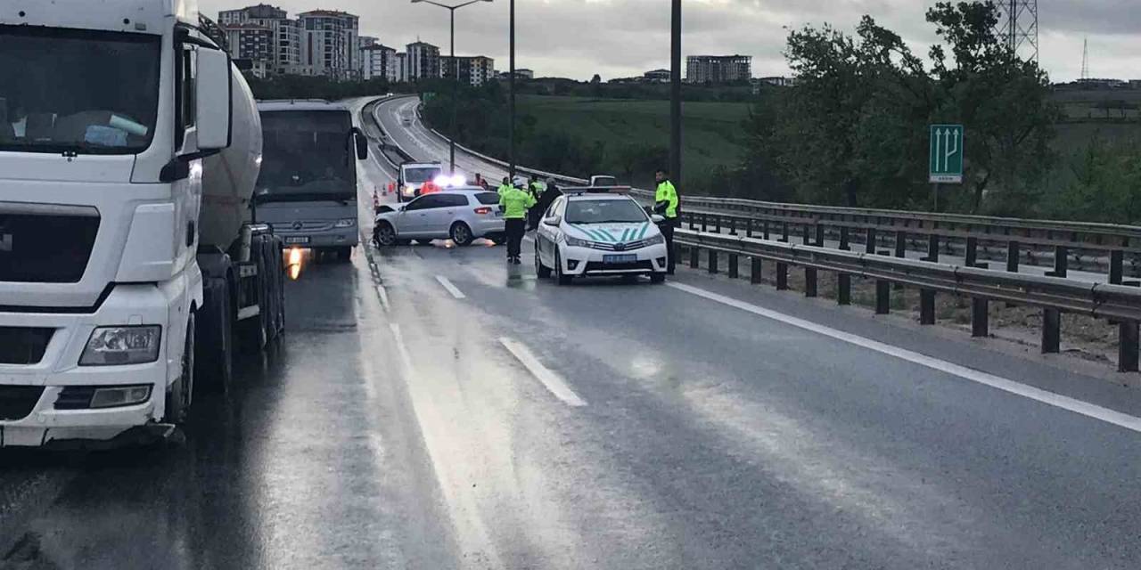 Edirne’de Bariyerlere Çarpan Otomobilin Sürücüsü Yaralandı