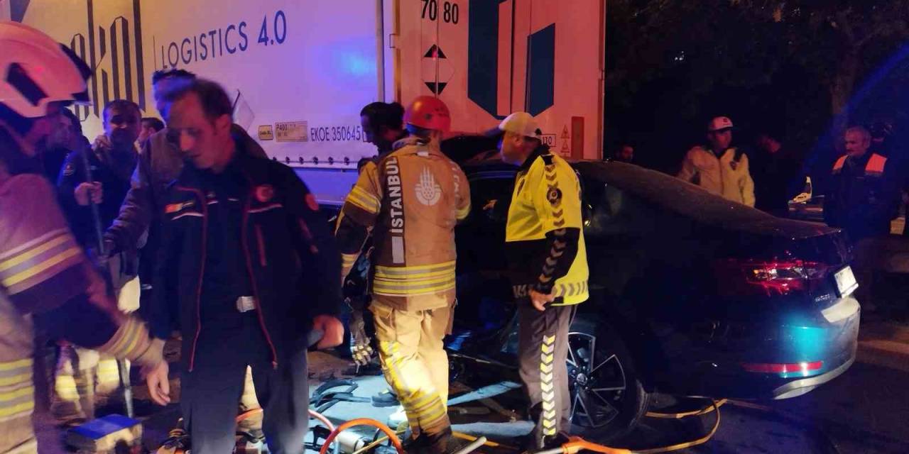 Seyir Halindeki Araç Park Halindeki Tıra Ok Gibi Saplandı: 1 Ağır Yaralı