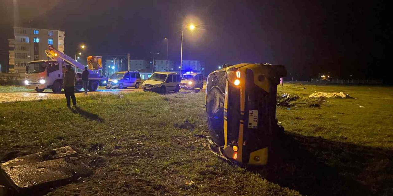 Köpeğe Çarpmamak İçin Manevra Yaptı, Araziye Devrildi: 2 Yaralı