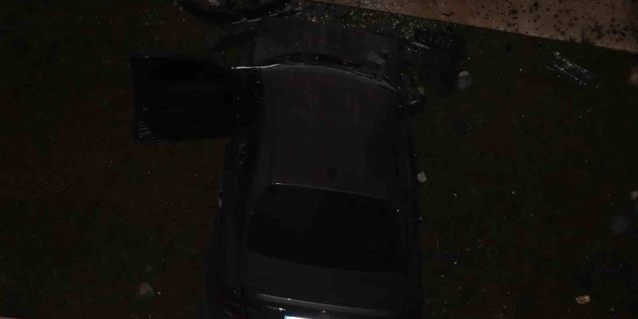 Ankara’da Kontrolden Çıkan Otomobil Binanın 3’üncü Katına Çarptı