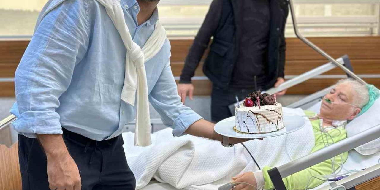 70 Yaşındaki Hastaya Hastanede Doğum Günü Sürprizi