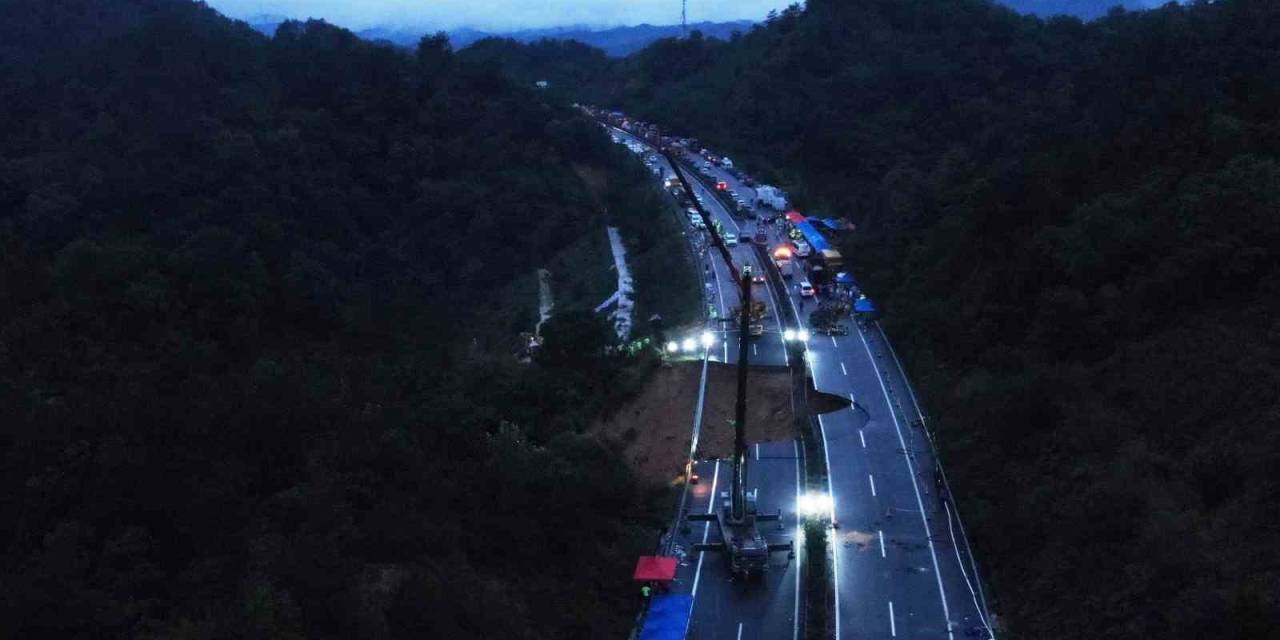 Çin’de Otoyolun Çökmesiyle Ölenlerin Sayısı 36’ya Yükseldi