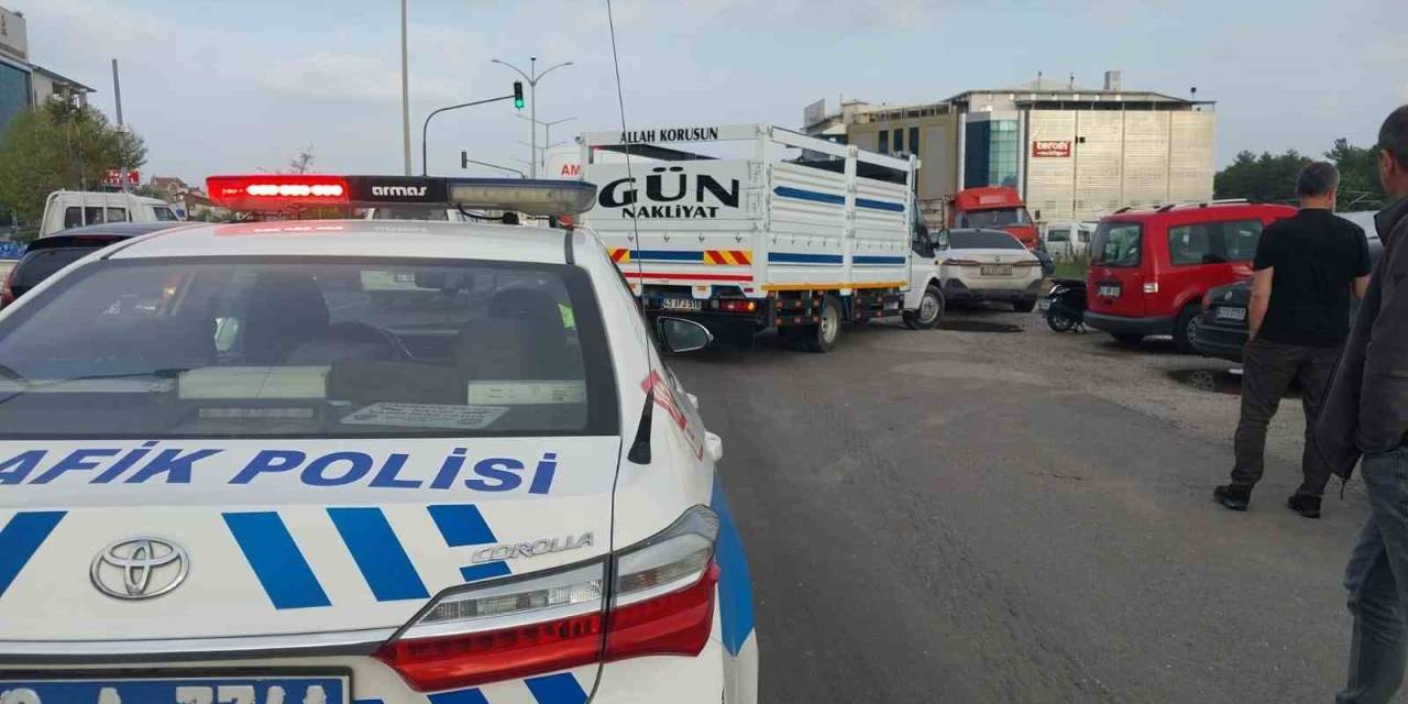 Kamyonet İle Motosiklet Çarpıştı: 1 Yaralı