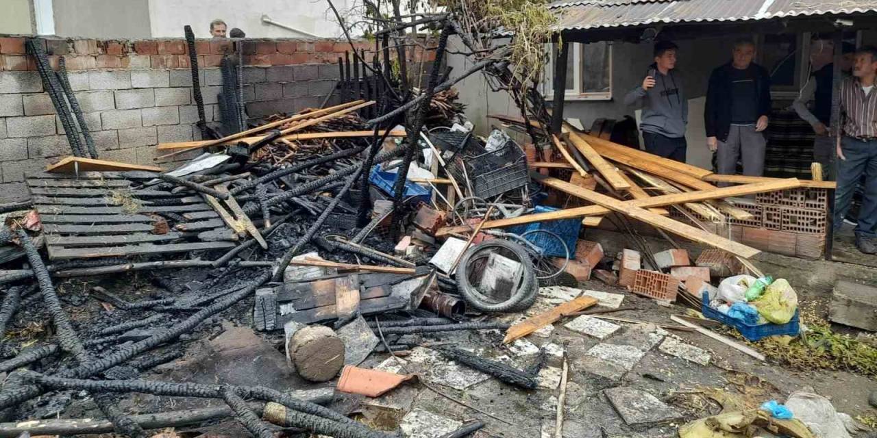 Hisarcık’ta Ahır Yangını: 1 Koyun Telef Oldu, 200 Balya Saman Yandı