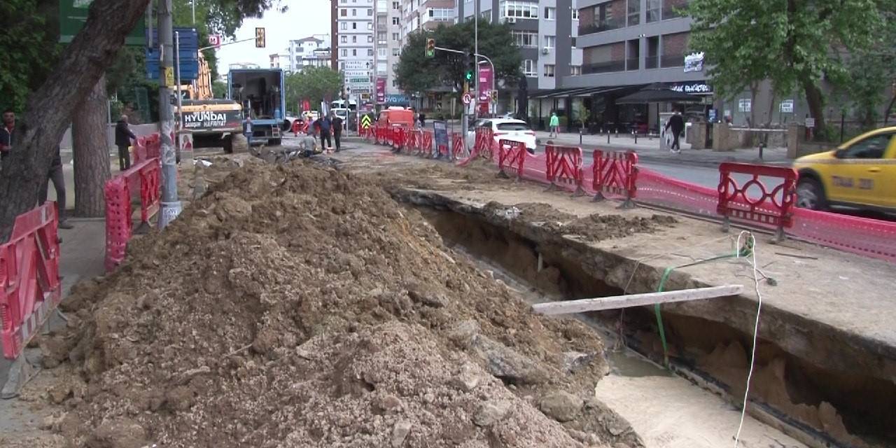 Kadıköy’de İbb’nin Alt Yapı Çalışmalarında Rögar Kapağı Patladı, Yollar Göle Döndü