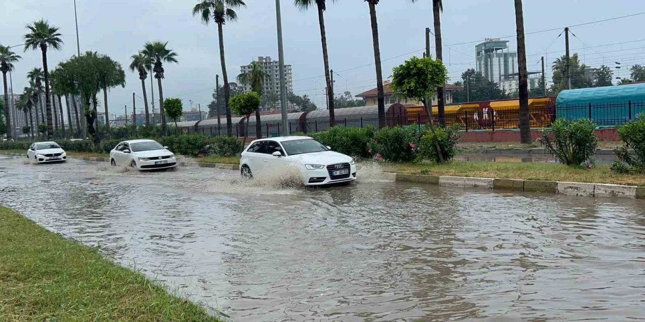 İskenderun’da Sağanak Yağışla Caddeler Göle Döndü