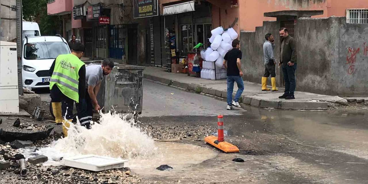 Drenaj Açmak İsterken Su Borusunu Patlattılar