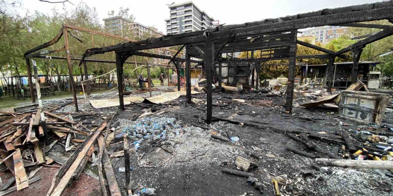 Küçükçekmece’de Kafe Yarım Saat İçinde Küle Döndü