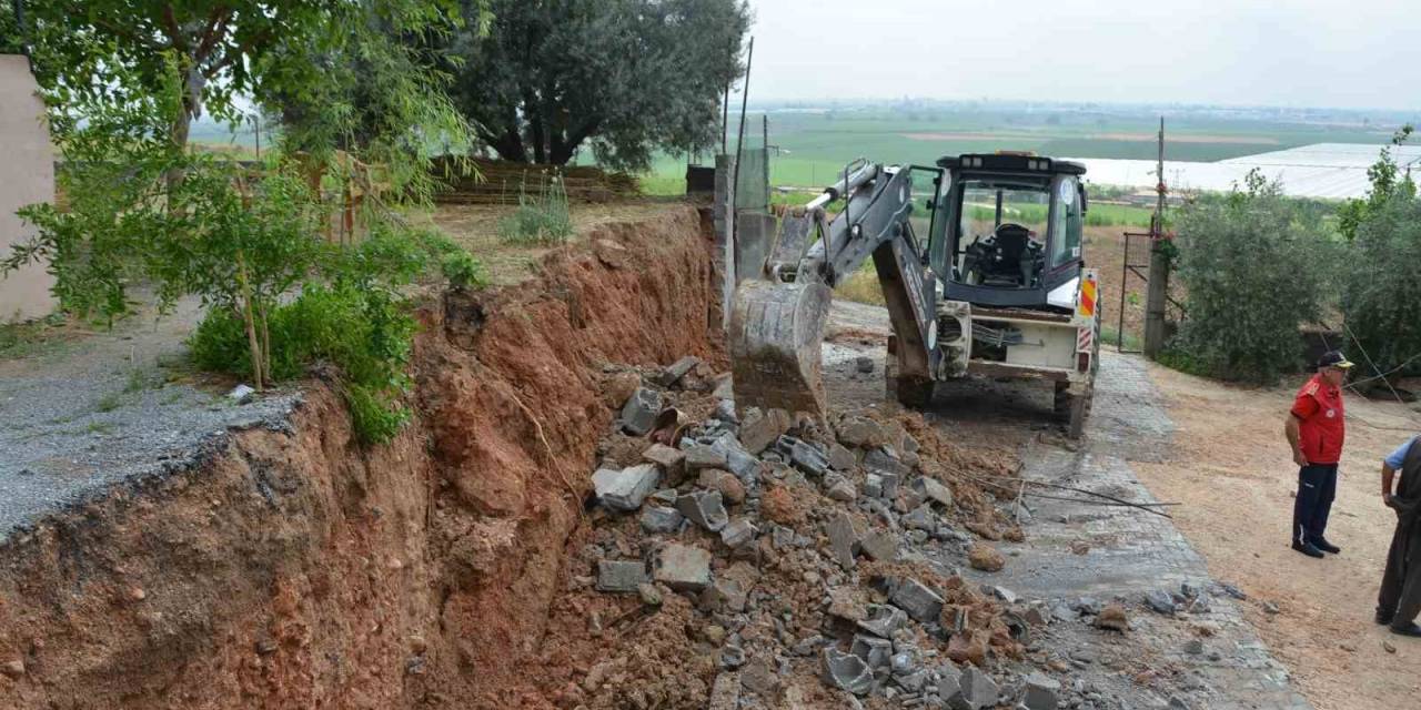Tarsus’ta Fırtınada Devrilen İstinat Duvarı Otomobilin Üzerine Düştü