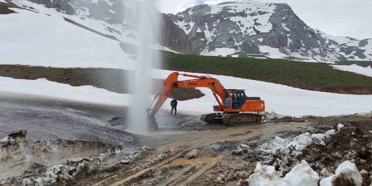 Mayıs Ayında Karlı Yolları Aşarak Su Arızasına Müdahale Ettiler