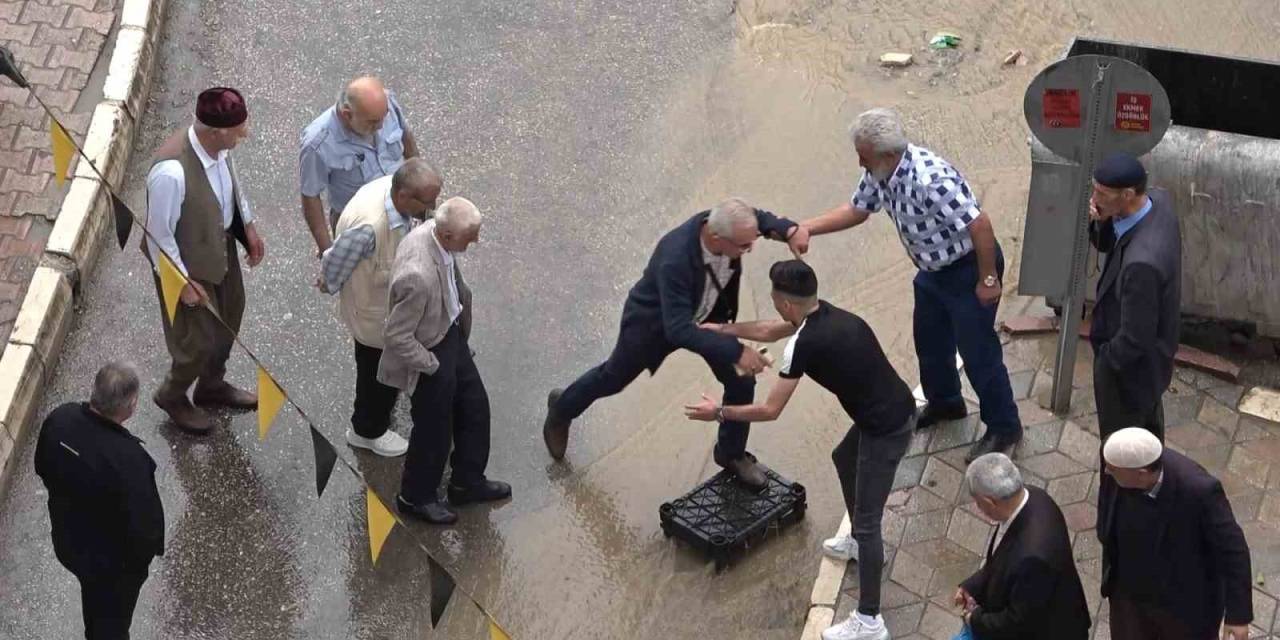 Vatandaşlardan Dereye Dönen Yola ‘Kasalı’ Çözüm