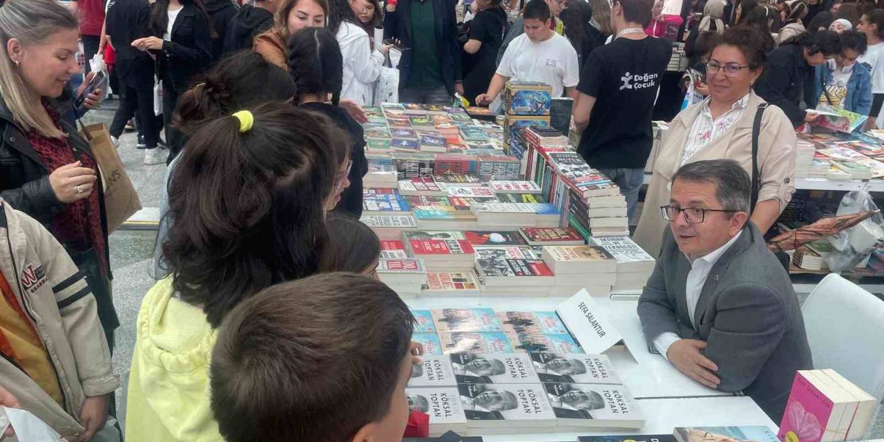 Gazeteci Salantur, 20. Ankara Kitap Fuarı’nda Okurlarıyla Buluştu