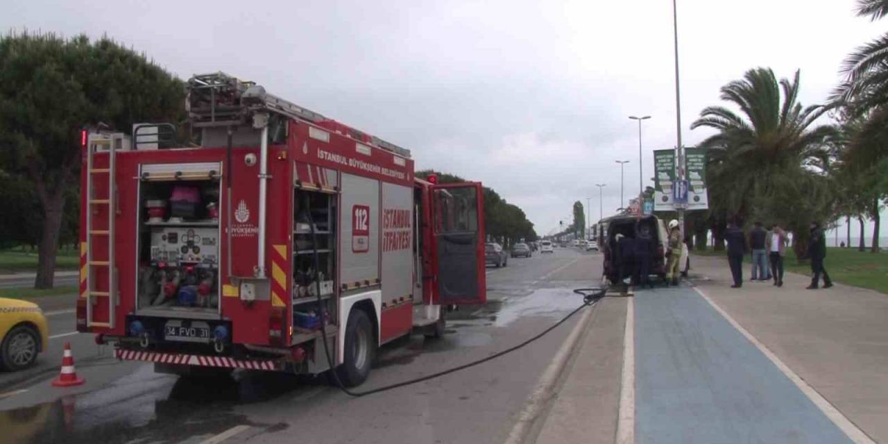 Maltepe’de Seyir Halindeki Minibüste Yangın