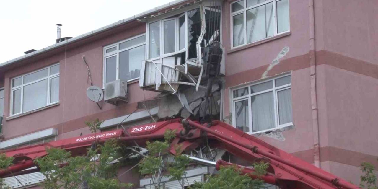 Üsküdar’da Beton Pompası Apartmanın Üzerine Devrildi: 2 Balkon Çöktü