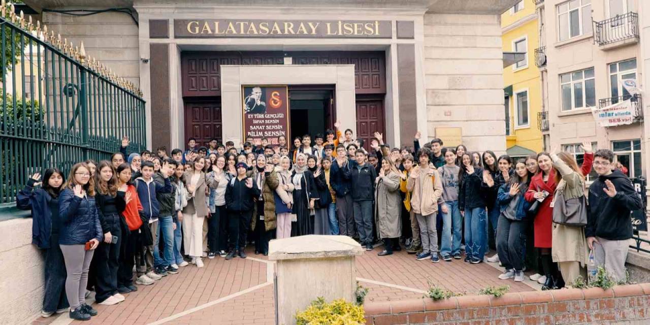 Sultangazili Öğrenciler İstanbul’un En Güzel Liselerini Geziyor