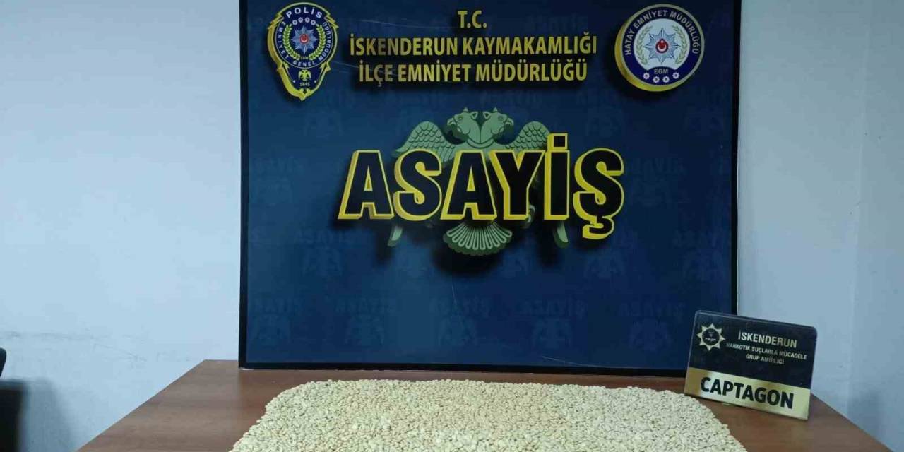 Uyuşturucu Dolu Çantayı Bir Araçtan Diğerine Teslim Ederken Suçüstü Yakalandılar