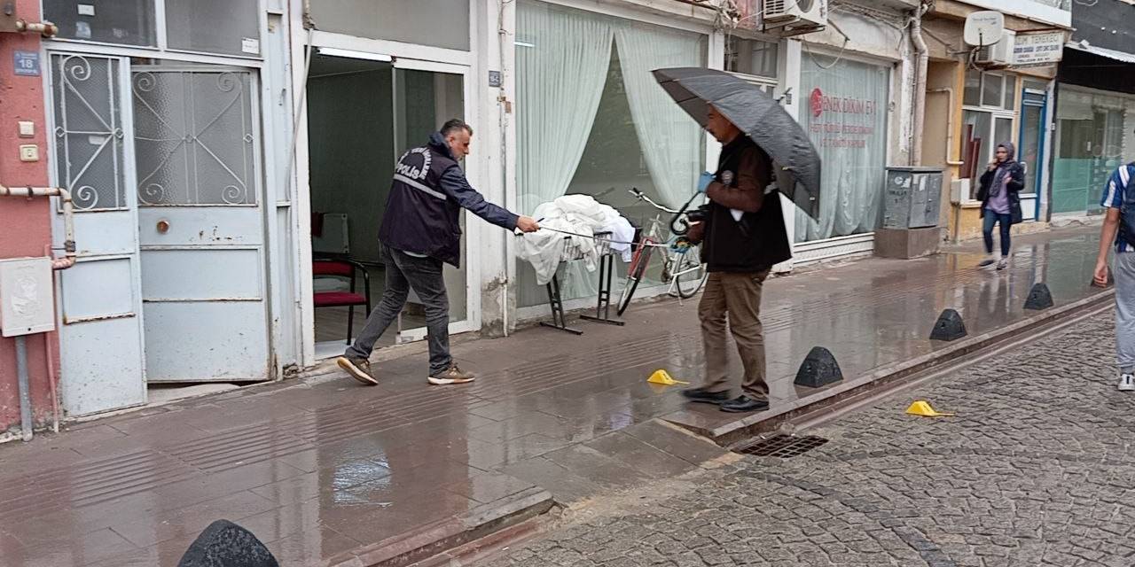 Sokak Ortasında Bıçaklandı