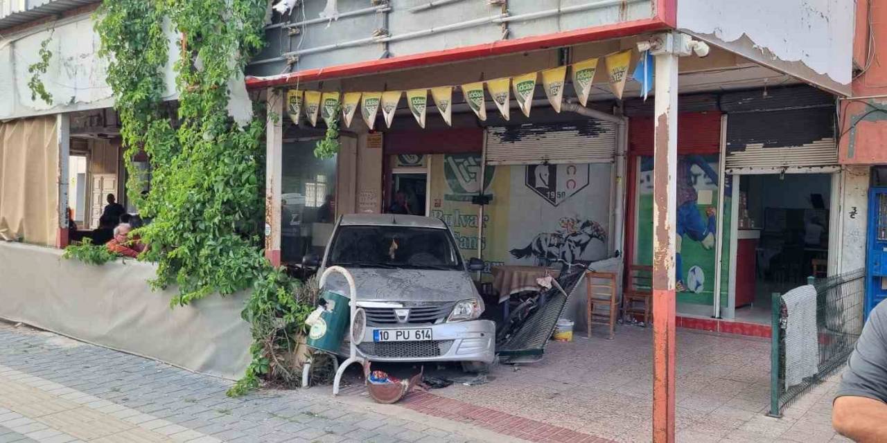 Adana’da Otomobil Kahvehaneye Girdi: 1’i Ağır 5 Yaralı