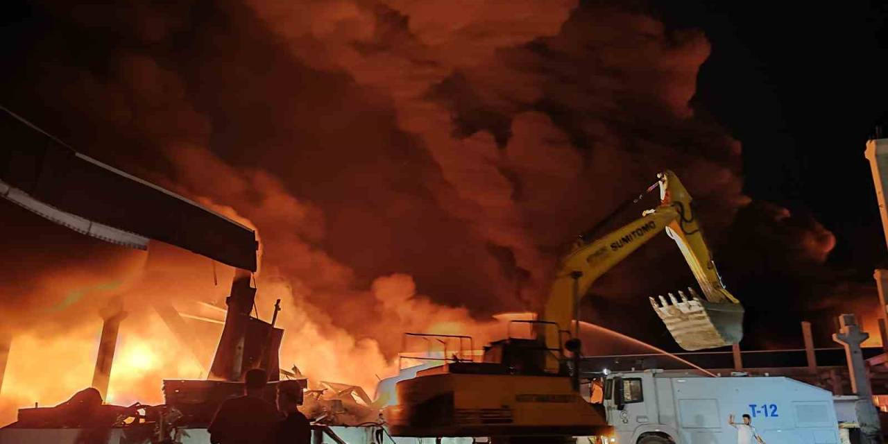 Yangın Fabrikayı Sardı, Söndürme Çalışmaları Sürüyor