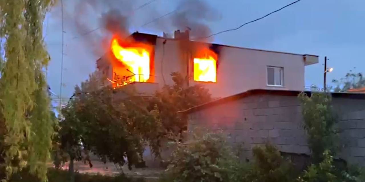 Mersin’de Yıldırım Düşen Müstakil Evde Yangın Çıktı