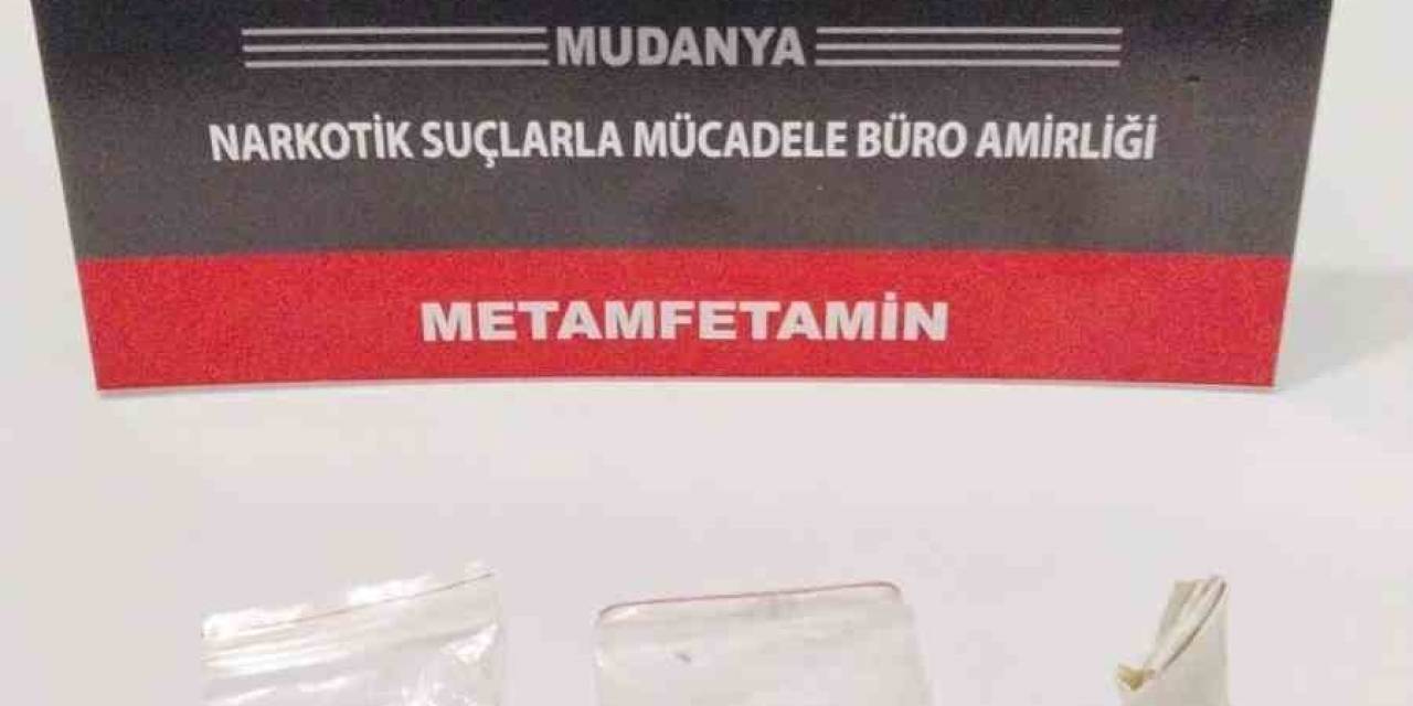 Polis, 2 Şüpheliyi Uyuşturucu Maddeyle Yakaladı